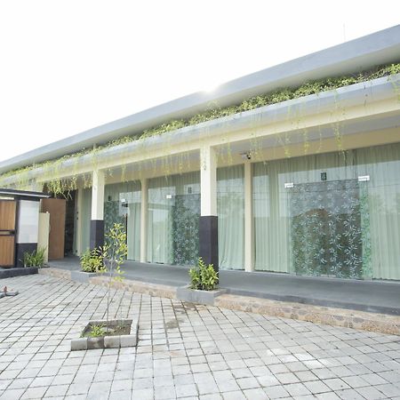 V Canggu Dormitory エクステリア 写真